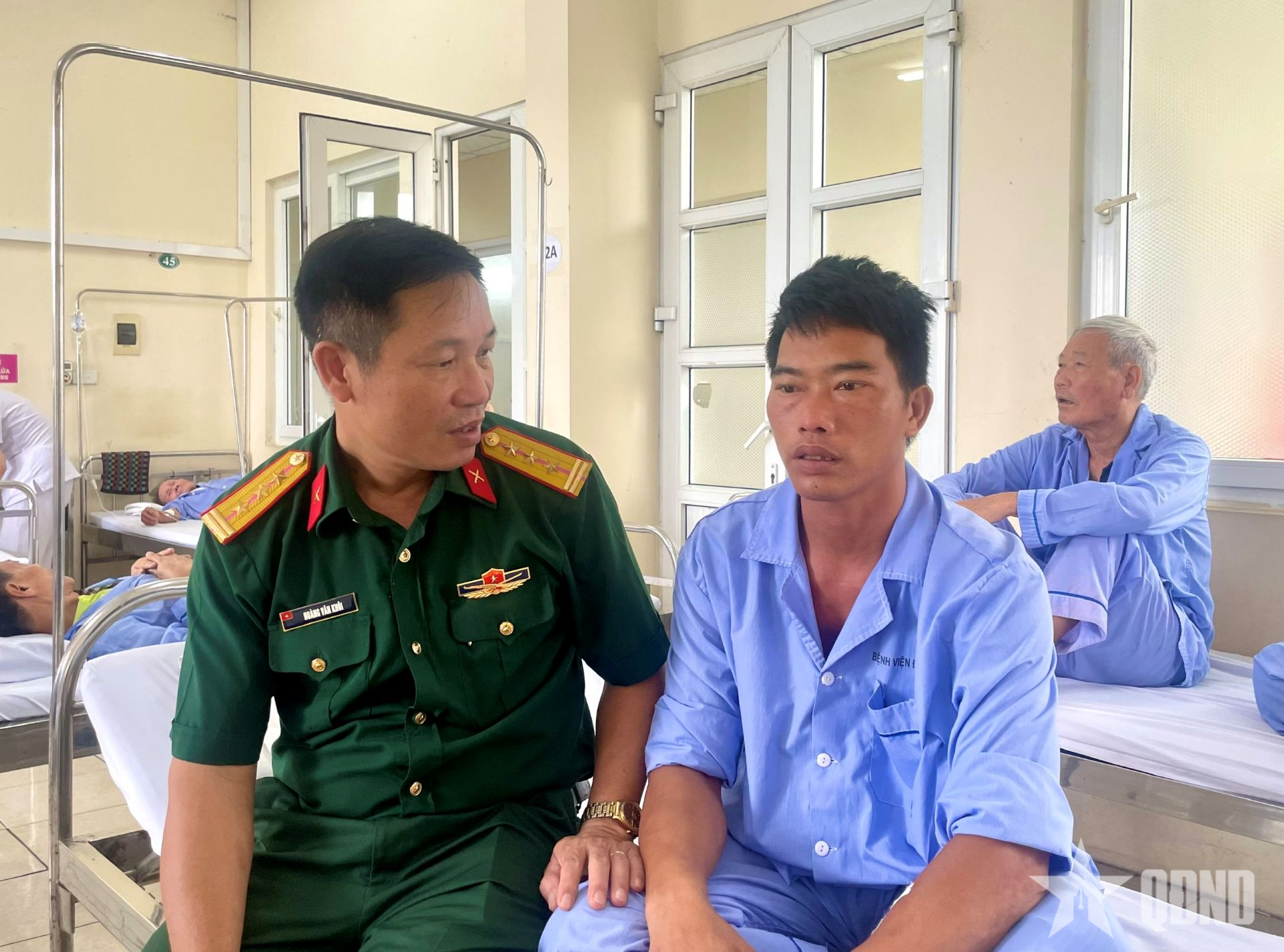 Thượng tá QNCN Hoàng Văn Khôi cứu dân trong lúc nguy kịch